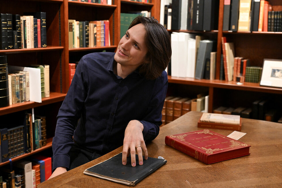 Търговците на редки книги търсят издания, които проникват в същността на творческия процес на автора, особено в творби с голямо влияние като "Малкият принц", казва Сами Джей, старши специалист по литература в Peter Harrington Rare Books, който продава книгата.