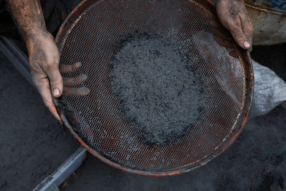 Стенописът е насочен конкретно срещу американския търговец на зърно Cargill Inc, като временно са изписани имената на членове на семейството на Каргил.<br /><br />Мундано заяви, че иска семейство Каргил, което е собственик на компанията, да спази думата си, че ще премахне обезлесяването от веригата си за доставки.