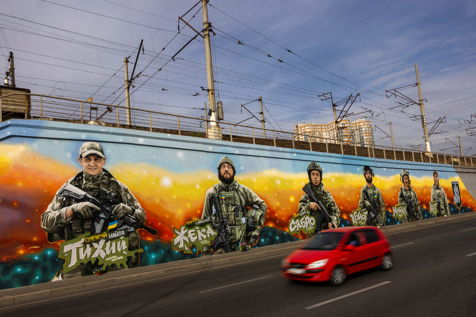 Нахлуването на Москва през февруари 2022 г. стимулира украинците, които почитат паметта на загиналите по безброй начини. Билбордове се издигат над магистралите, а плочи украсяват селските училища, където са учили войниците.