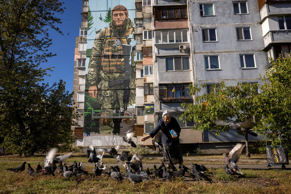 Стенописът на 23-годишния бивш боксьор е един от дузината из украинската столица, създадени от художника Юджийн Гладенко в памет на войници, убити в битките с руските сили.