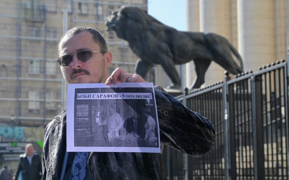 За снимката с неизвестен автор, разпространена при избора на Сарафов за и. д. главен прокурор през пролетта на миналата година, на която се здрависва приятелски с Еврото, досега няма адекватно обяснение. Самият прокурор твърди, че това е капан. Според член на ВСС <a href="https://www.dnevnik.bg/video/2024/10/11/4687559_atanaska_disheva_obiasneniiata_na_sarafov_za_osemte/" target="_blank">обясненията му са детински.</a>