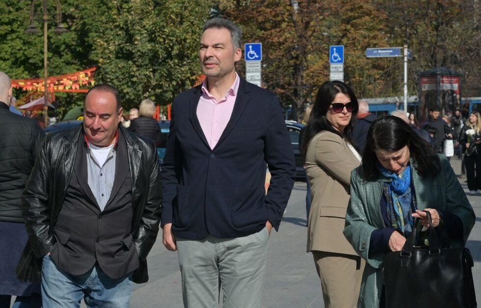 Адвокат Емил А. Георгиев от "Правосъдие за всеки" беше на протеста. Организацията свика и <a href="https://www.dnevnik.bg/photos/2024/10/15/4689166_fotogaleriia_protestut_sreshtu_sarafov_ochistvaneto_na/" target="_blank">свой протест</a> при номинирането на Сарафов за единствен кандидат в конкурса.