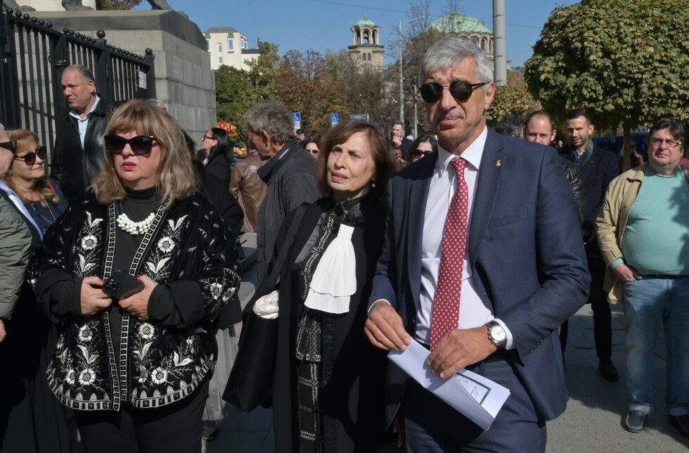 Ръководството на Висшия адвокатски съвет същи<a href="https://www.vas.bg/bg/a/protest-na-blgarskite-advokati-na-25-oktomvri-2024-g-v-zashchita-na-pravovata-drzhava" target="_blank"> подкрепи протеста</a> и призова колегите си от цялата страна да излязат пред съдебните палати.