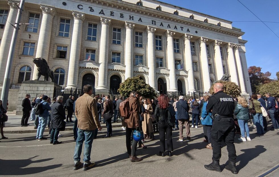 Фотогалерия: Адвокати излязоха на протест срещу Сарафов и "Осемте джуджета"