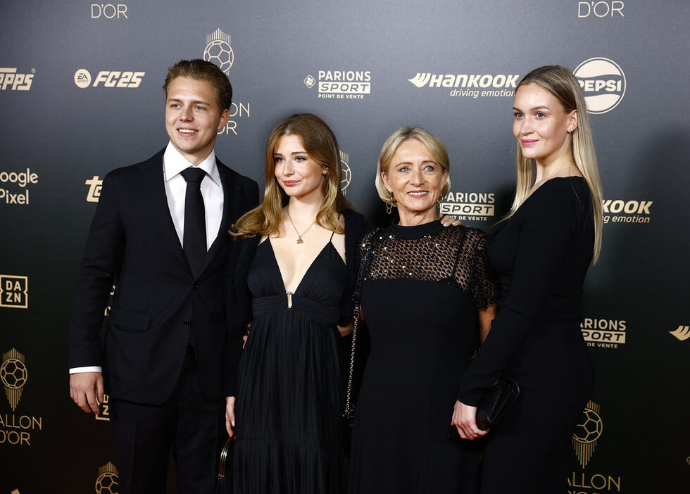 Семейството на Франц Бекенбауер присъства на церемонията по награждаване за "Златната топка".