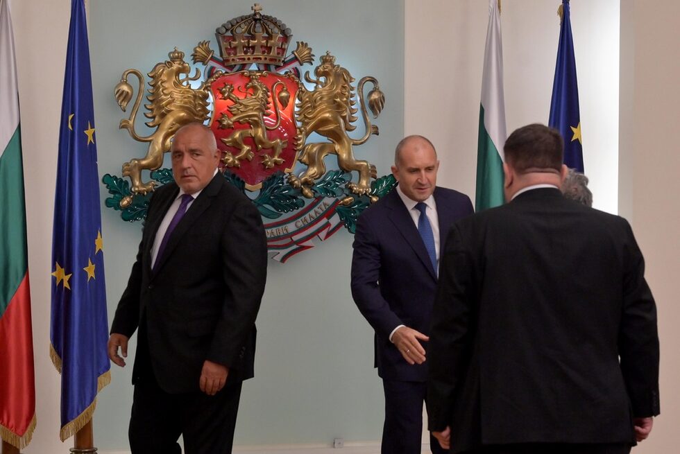 <a href="https://www.dnevnik.bg/burzi-novini/2024/10/04/4684079_burzi_novini_4_oktomvri/?to=4684463" target="_blank">Президентът Румен Радев отчете след провелото се заседание на Консултативния съвет за национална сигурност (КСНС)</a>, че участниците са стигнали до извода, че към момента няма пряка заплаха за България от ескалацията на напрежението в Близкия изток. Заседанието продължи около 3 часа.<br /><br />Според КСНС се повишава рискът от увеличаване на миграционни потоци към България и възможността от извършване на терористични атаки.