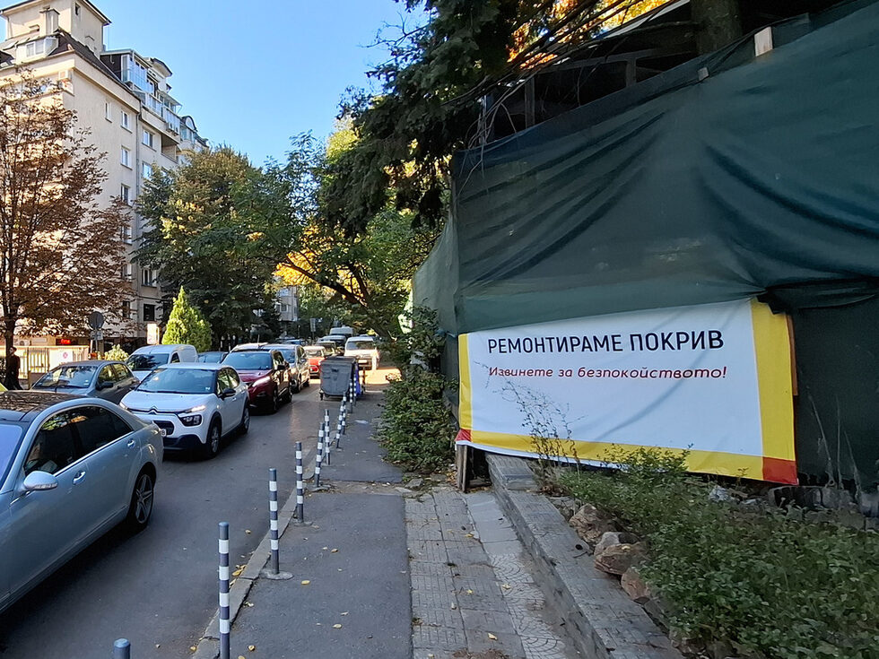 <a href="https://www.dnevnik.bg/gradska_sreda/2024/10/23/4691868_restorant_kosharite_v_sofiiskiia_lozenec_shte_bude/" target="_blank">Старият ресторант "Кошарите" в кв. "Лозенец" е съборен от неговия собственик Константин (Коко) Динев.</a> На негово място Динев вдига изцяло нов, но няма разрешение за строеж и го представя за "ремонт на покрива". Така обаче Динев е напът да се лиши от собствеността си, защото не притежава земята отдолу.