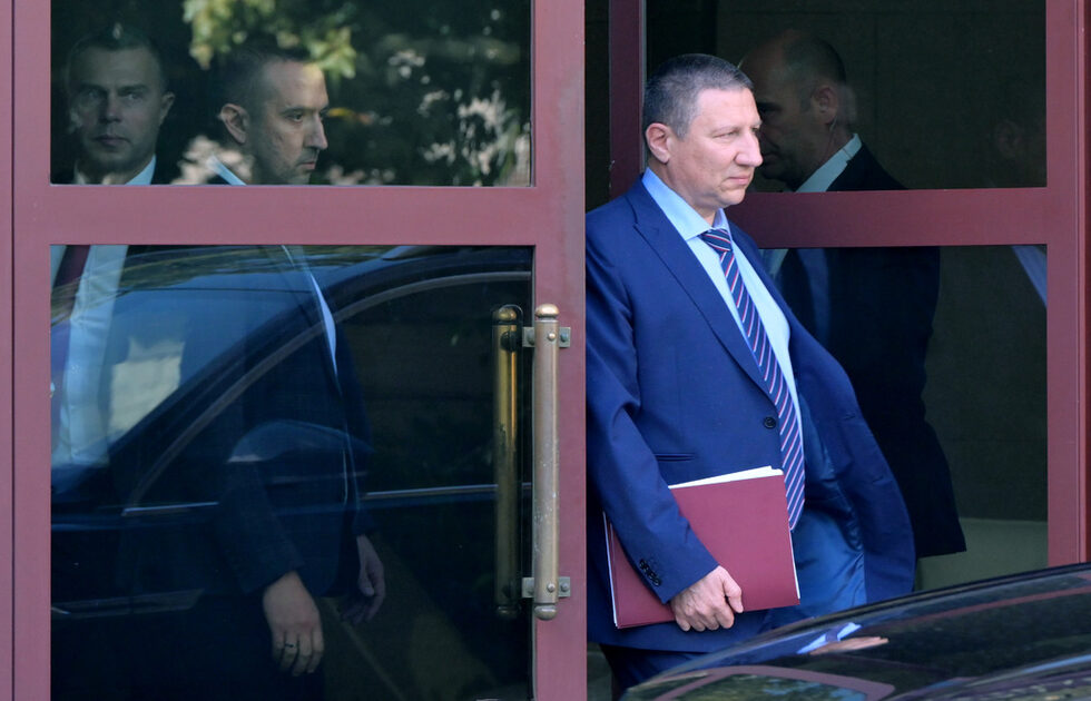 <a href="https://www.dnevnik.bg/burzi-novini/2024/10/10/4686464_burzi_novini_10_oktomvri/?to=4686775" target="_blank">В последния възможен ден на номинации за нов главен прокурор, трима членове на прокурорската колегия на Висшия съдебен съвет (ВСС) издигнаха Борислав Сарафов за титуляр на поста.</a> Той остава единственият кандидат, след като министърът на правосъдието Мария Павлова не се възползва от правомощието си да посочи друг кандидат. Сарафов е издигнат от Стефан Петров, Пламен Найденов и Светлана Бошнакова.