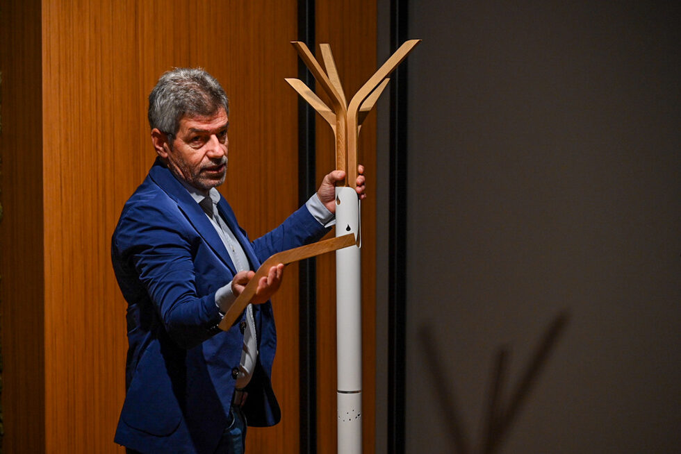 Смарт закачалка, която лесно се разглобява, а освен това отчита температурата, влажността и др. показатели, които притежателите й могат да следят чрез смарт приложение и така да знаят какви са условията в помещението, в което е тя. Неин автор е студиото Love 2 Design.<br /><br />Във всеки експонат в изложбата се открива пряката връзка между дизайнер и производител, коментира председателят на Браншовата камара на дървообработващата и мебелната промишленост Васил Живков, който е и ръководител на катедра "Интериор и дизайн за мебели" в Лесотехническия университет.