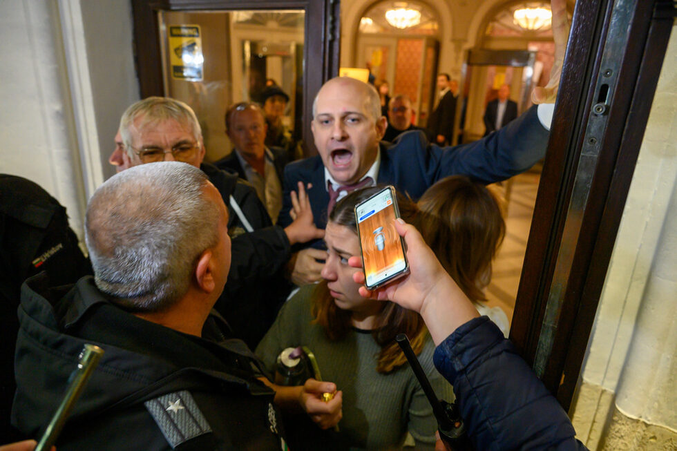 "Имаме световно събитие и не можем да бъдем винаги някакви комплексари", каза директорът на Народния театър Васил Василев, който се опита да разговаря с протестиращите.