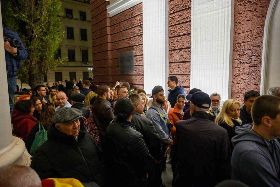 Планът им успя да сработи донякъде, като в залата в крайна сметка бяха само журналисти и артисти, като купилите си билети останаха на опашката пред театъра без да им бъде съобщено, че няма да бъдат допуснати и парите за билетите им ще бъдат върнати.