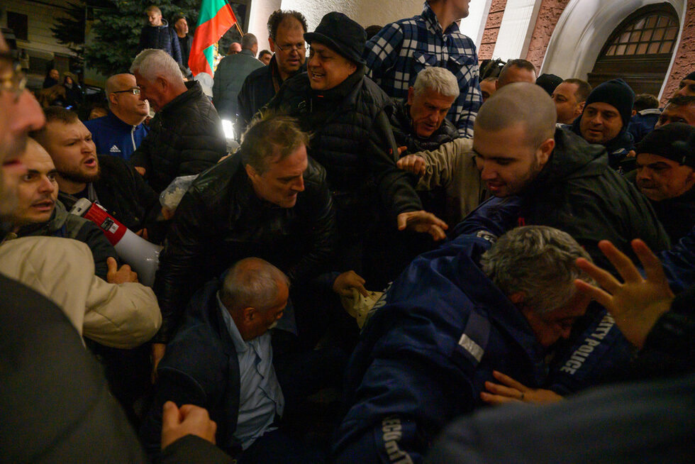 Впечатление направи липсата на каквато и е да реакция от страна полицията. Пазителите на реда се ограничиха до правенето на кордони, като нито един път не се опитаха да разгонят събралите се протестиращи, дори след като те преминаха огражденията, където трябваше да са.