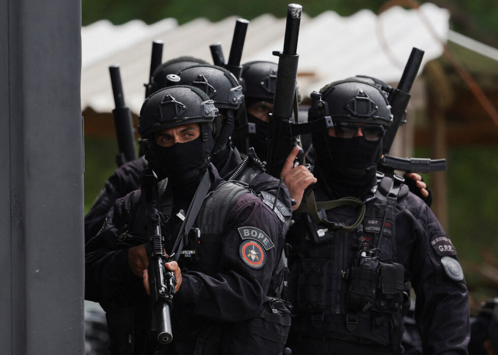 Офицери от военната полиция участват в тактическо учение за сигурност преди срещата на върха на Г-20 в Рио де Жанейро, Бразилия