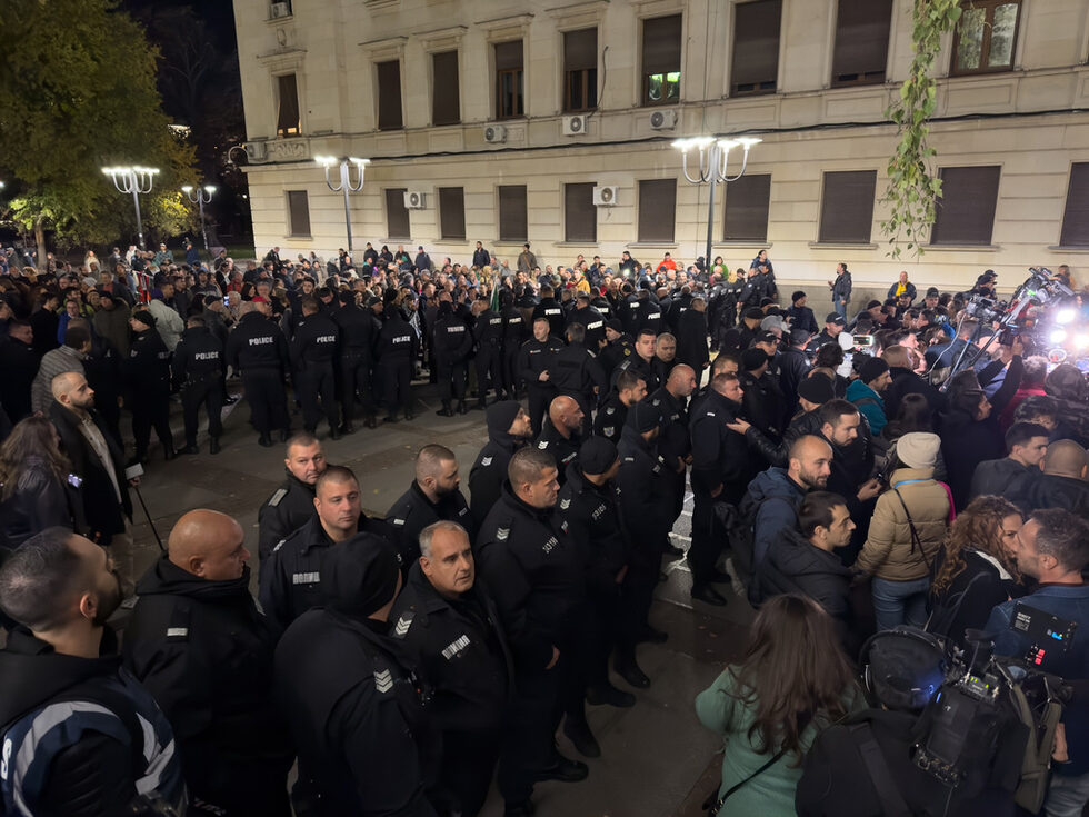 Този път освен противници, имаше и привърженици на пиесата. Двете групи бяха разделени от полицейски кордон.
