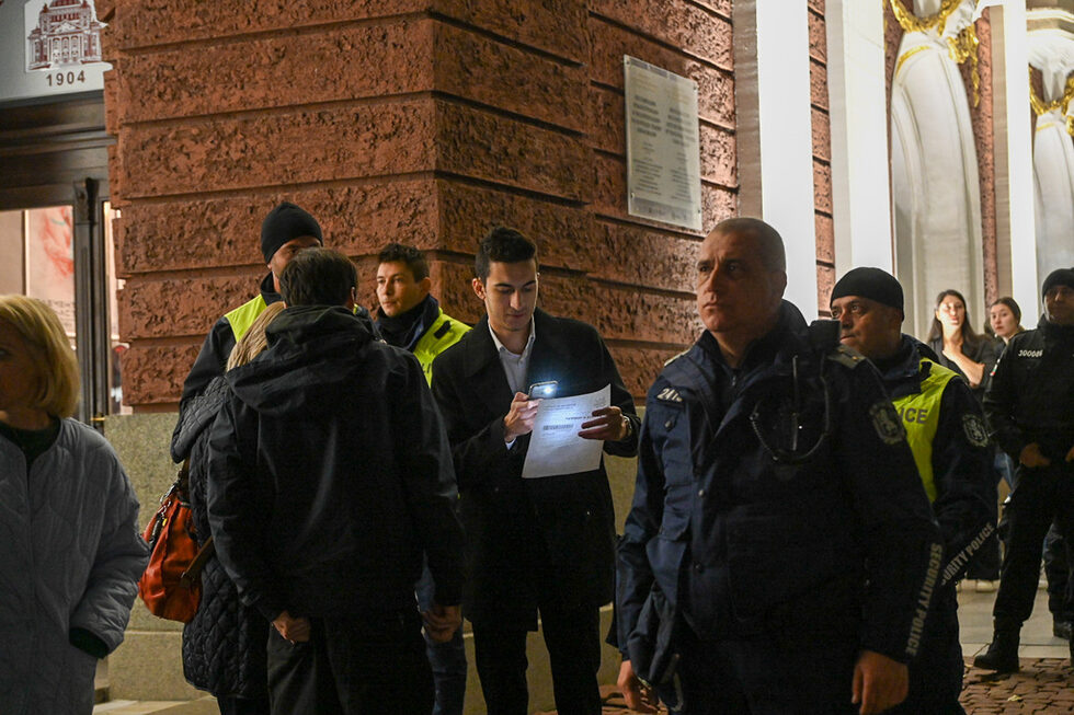 Фотогалерия: Протести под контрол преди второто представление на "Оръжията и човекът"