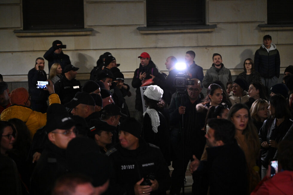 Фотогалерия: Протести под контрол преди второто представление на "Оръжията и човекът"