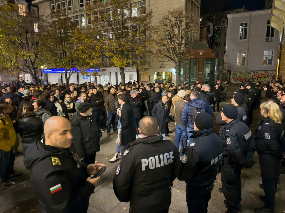 Фотогалерия: Протести под контрол преди второто представление на "Оръжията и човекът"