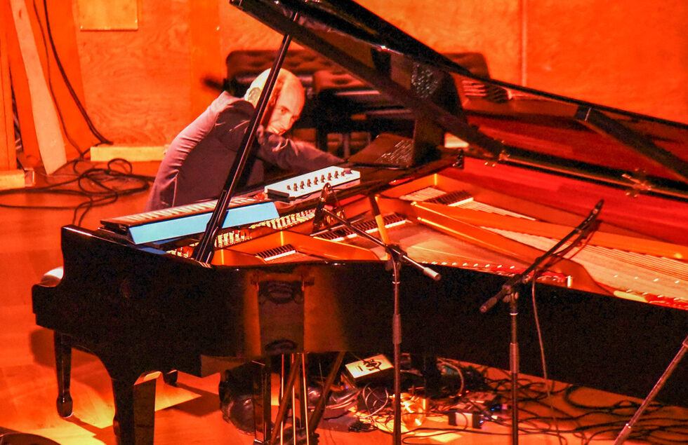 В интервю за<a href="https://jazzfm.bg/intervuta/tord-gustavsen-muzikata-me-nauchi-che-zhivotat-e-v-tova-da-vnasjash-v-sveta-vazmozhno-naj-mnogo-ljubov-i-krasota.html" target="_blank"> "Джаз Еф Ем"</a> Торд Густавсен разказва, че има много моменти на спонтанност и импровизации по време на концертите им и затова може да каже, че всеки един е напълно различен от предишния. "Без значение къде си, какви са обстоятелствата, какви са пречките и препятствията, животът се състои в това да дадеш колкото се може повече любов и красота на себе си и на хората около теб", казва още известният пианист