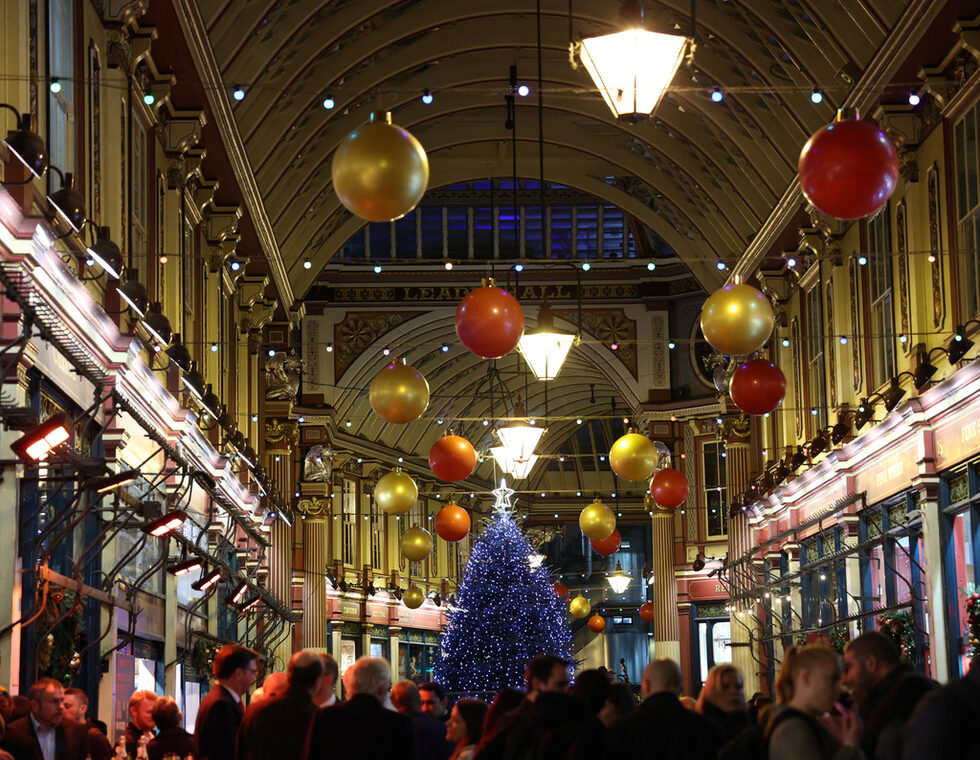 Кметът на Лондон даде старт на Коледа на пазара Leadenhall Market в четвъртък.<br /><br />Любимата годишна церемония по включването на светлините се състоя от 17,30 ч., придружена от традиционната реч на кмета.