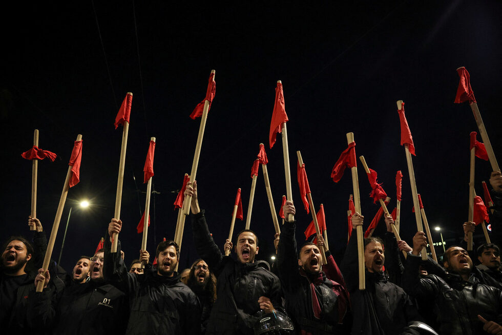 Студенти скандират по време на митинг, отбелязващ 51-ата годишнина от студентското въстание през 1973 г. срещу военната хунта, управлявала страната по онова време, в Атина, Гърция.