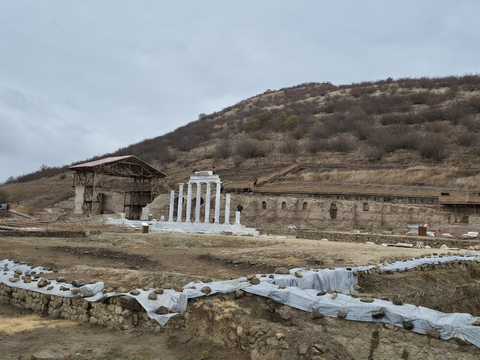 В пазвата на Кожух планина край село Рупите е открит античният град Хераклея Синтика. Синтите са едно от тракийските племена и са споменавани от Омир и Херодот. След 100 г. на безуспешно търсене на града разкопки започват през 2007 г. Смята се, че градът съществува от 4 в. преди Христа