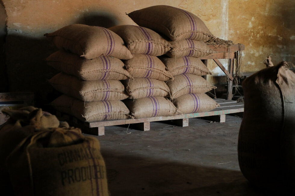 Говорител на Борда за маркетинг на какаото (Cocobod) каза, че увеличението е въведено с незабавен ефект.<br /><br />Докладите за възможно покачване на цените доведоха до натрупване на какао от фермерите през октомври, което потенциално намалява глобалните доставки