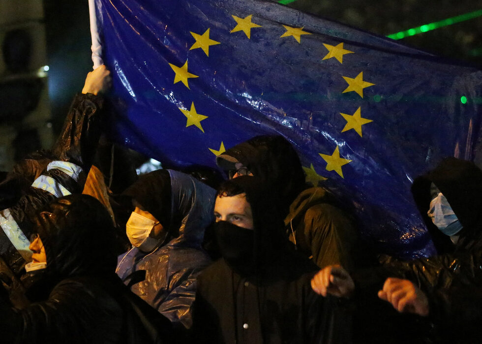 Полицията прекрати продължилия часове наред протест рано в понеделник, като отдалечи демонстрантите от сградата на парламента и ги насочи по централния булевард "Руставели" към сградата на операта в Тбилиси и започна да издига барикади от всички възможни материали.<br />