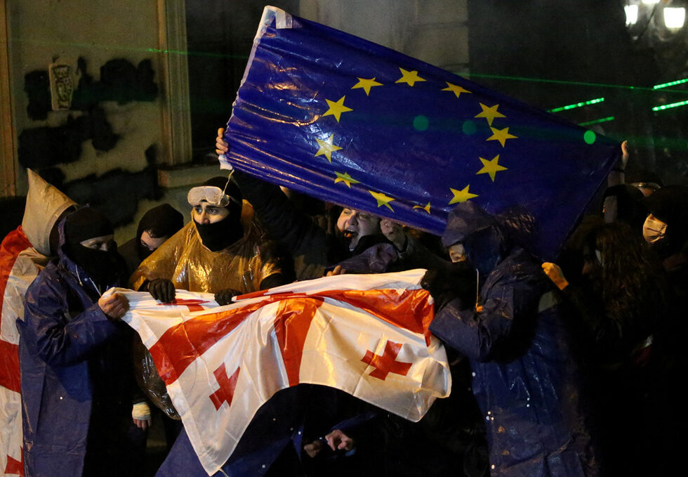 При сблъсъците с полицията демонстрантите са били принудени да напуснат булеварда, тъй като са хвърляли фойерверки по служителите на реда, които са отговорили със залпове от водни оръдия и сълзотворен газ.