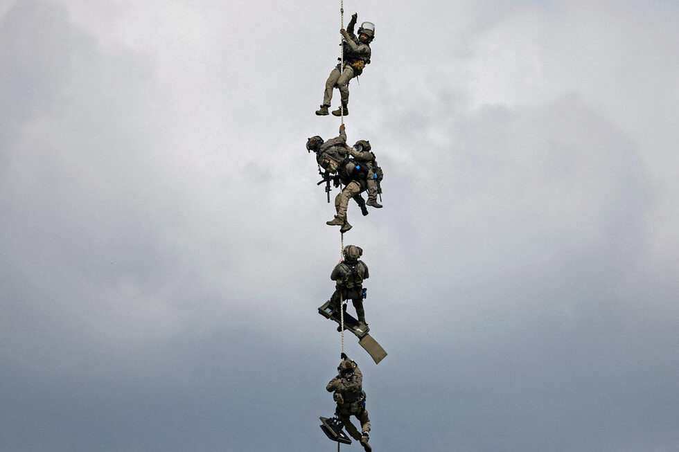 Жандармеристи от Френската национална жандармерийска група за намеса (GIGN) са издигнати от военен хеликоптер, докато участват в учение, част от подготовката им за предстоящите<a href="https://www.dnevnik.bg/sport/2024/07/29/4656657_neshtata_sa_trudni_zashtoto_ne_se_osmeliavame_toma/?ref=home_layer2" target="_blank"> Олимпийски игри в Париж </a>през 2024 г., близо до Париж, Франция.