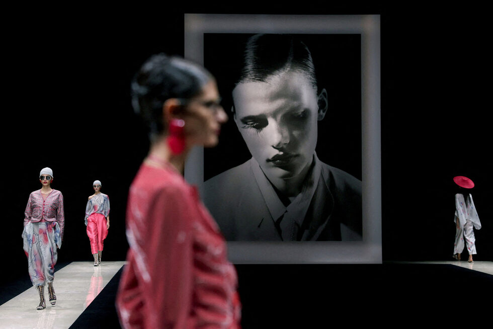 Модели представят колекцията на Emporio Armani за сезон пролет/лято 2025 по време на Седмица на модата в Милано, Италия.