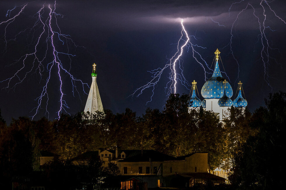 Над куполите на църквите в Кремъл, Русия, падат мълнии.