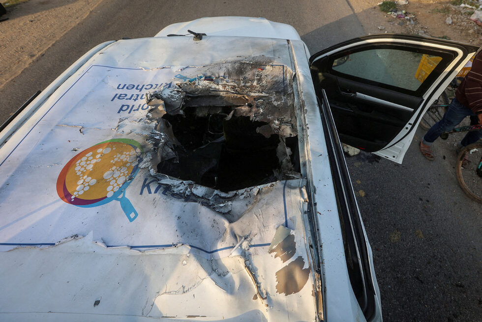 Кадър на разрушения покрив на автомобила, в който служители на Световната централна кухня (WCK), сред които и чужденци, са били убити при израелски въздушен удар, според неправителствената организация, докато израелските военни заявиха, че извършват задълбочена проверка на най-високо ниво, за да разберат обстоятелствата на този "трагичен" инцидент на фона на продължаващия конфликт между Израел и "Хамас" в Дейр ал Балах, в централната част на Газа.