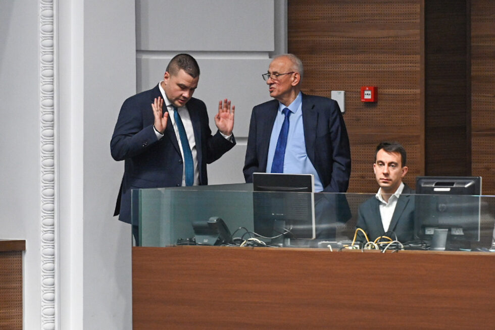 Депутатите използваха изпробвана и в предишни парламенти практика да не прекъсват формално заседанието, т. к. по Конституция са длъжни да изберат председател и зам.-председатели именно на него.