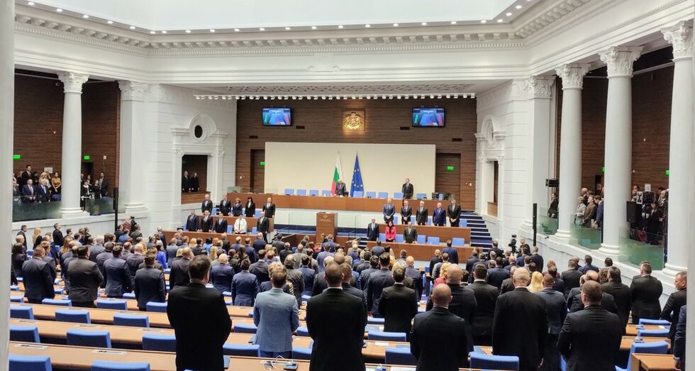 26 дни или 624 часа - толкова продължи първото заседание на 51-то Народно събрание, посветено на избора на председател. Това е най-дългото заседание в парламентарната история на страната.