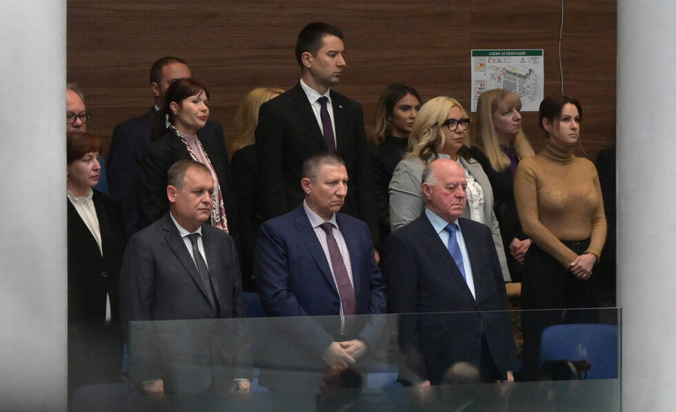 От ляво надясно на първия ред - председателят на Върховния административен съд Георги Чолаков (чийто мандат изтече, но<a href="https://www.dnevnik.bg/bulgaria/2024/11/21/4706440_sudebniiat_suvet_otkri_povtorno_procedura_po_izbor_na/" target="_blank"> продължава да ръководи съда</a>, според някои юристи - в нарушение на Конституцията), изпълняващият длъжността главен прокурор Борислав Сарафов (той е единствен кандидат за титуляр, а <a href="https://www.dnevnik.bg/4713074" target="_blank">ПП-ДБ опитва да спре процедурата </a>по избора му, защото смята, че не отговаря на изискванията) и представляващият Висшия съдебен съвет (в чиито правомощия са и двата избора) Боян Магдалинчев.