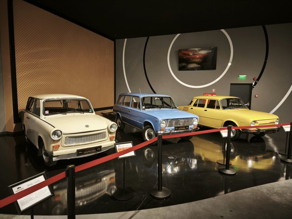 Още познати от соца автомобили - Trabant 601S, Lada 2101 и Skoda 100.