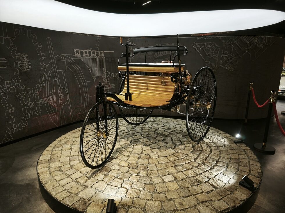 Най-старият експонат е реплика на "триколката" Benz Patent Motorwagen от 1886 г.