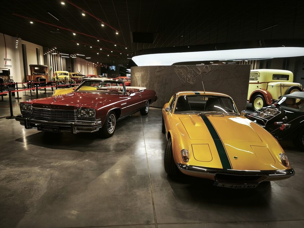 Buick LeSabre (1969) и Lotus Elan (1962 - 1975).