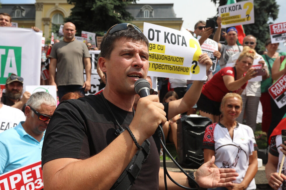 Също през юли граждани се събраха в центъра на София на протест в подкрепа на "Исторически парк", докато <a href="https://www.dnevnik.bg/politika/2024/07/20/4653465_ivelin_mihailov_obiavi_che_s_istoricheski_park_e/?_gl=1*1a5io7w*_ga*MTI4NTYyMzkyMS4xNzE5MTQ1ODUx*_ga_T1H9YLR9SR*MTczNDMzNzc4NC40MjcuMS4xNzM0MzM4Nzk3LjAuMC4w" target="_blank">временната парламентарна комисия</a>, която разследва дейността на идеолога на "Величие" Ивелин Михайлов, заседаваше. Тя беше бламирана от Националната агенция за приходите, Държавна агенция "Национална сигурност", прокуратурата и Министерството на вътрешните работи. Държавните институции показаха, че не се интересуват от схемите зад "Исторически парк" и не предприемат нищо, за да ги разкрият.