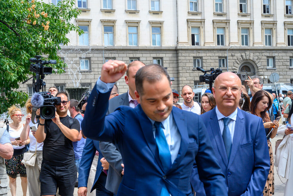 Служители на МВР в София и из страната излязоха на протест в защита на министъра си Калин Стоянов. Те протестираха срещу нежеланието на държавния глава да назначи служебно правителство, в което Стоянов да е министър. При тях отиде самия Стоянов, който <a href="https://www.dnevnik.bg/izbori-2024/2024/08/19/4665122_snimka_na_denia_s_vdignat_jumruk_pred_prezidentstvoto/" target="_blank">вдигна юмрук</a> и заяви, че президентството се намесва в изпълнителната власт.