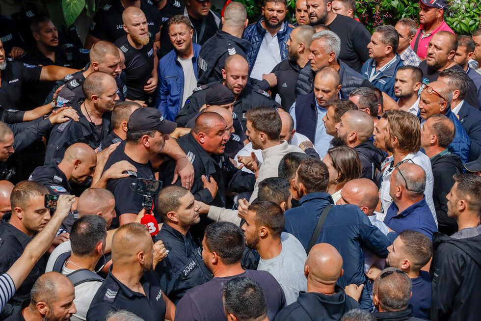 В края на август почетният председател на ДПС Ахмед Доган бе поканен да напусне резиденциите си в столичния квартал "Бояна" и в парк "Росенец" от компанията "Делта епсилон", в която член на съвета на директорите е неговият бивш съдружник от ТЕЦ "Варна" Данаил Папазов. Няколко часа след като поканата беше разпратена до медиите се разбра, че служители на Доган в резиденцията му в Бояна са били изведени от помещенията от гардове. Заради това над 100 <a href="https://www.dnevnik.bg/izbori-2024/2024/08/30/4669868_privurjenici_na_dogan_sa_gotovi_da_ohraniavat_imota/" target="_blank">привърженици на Доган</a> се събраха пред къщата в "Бояна", като опитваха да нахлуят в имота със сила, за да предотвратят изнасянето на партийно имущество.