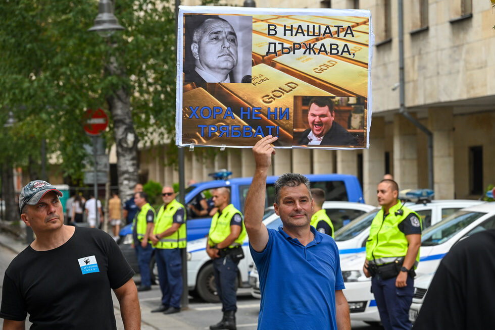 Протест с искане на оставката на бившия служебен министър на вътрешното министерство Калин Стоянов се проведе пред МВР в столицата. Организаторът на проявата - <a href="https://www.dnevnik.bg/bulgaria/2024/04/08/4611405_video_na_jivo_protestut_sreshtu_vutreshniia_ministur/" target="_blank">сдружение БОЕЦ настоя</a> - "Вън Делян Пеевски и Калин Стоянов от МВР". Според сдружението Стоянов е отговорен за купуването на гласове по време на местните избори, за полицейското насилие и незаконните арести на граждани, за схемите с "Нотариуса".<br /><br />Проявата на недоволство стана два дни, след като президентът Румен Радев отказа да назначи служебния кабинет на Горица Грънчарова-Кожарева, защото тя настояваше Стоянов да остане начело на МВР. <br /><br />Самият Калин Стоянов се появи край протеста и обяви, че е дошъл, за да благодари на полицаите и синдикатите от министерството, които са му гласували доверие.