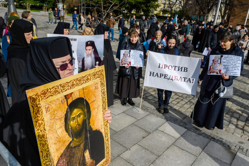 През март се състоя протест и контрапротест пред Светия синод, съпровождащи приемането на нова наредба, която не позволява на миряните да участват в избора на сливенския митрополит. В крайна сметка митрополитите решиха да се <a href="https://www.dnevnik.bg/bulgaria/2024/03/12/4599721_sinodut_se_otkaza_ot_problemnata_si_naredba_zapochva/" target="_blank">върнат към спазването</a> на устава си и да не прилагат проблемната нова наредба, според която единствено те, без участието на миряните, трябваше да определят сливенския митрополит.