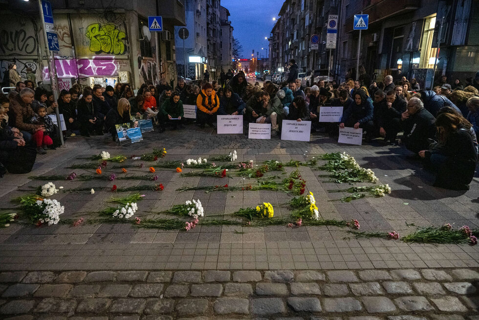 Родители на деца, загинали на пътя, протестираха срещу освобождаването от следствения арест на 37-годишния Петър Тодоров, който пиян и движещ се с превишена скорост, блъсна и уби 14-годишния Филип Арсов на 2 септември 2023г. на ул. Шишман и ул. Гурко. Според <a href="https://www.dnevnik.bg/bulgaria/2024/04/25/4618924_sudut_otloji_deloto_za_katastrofata_dovela_do_smurtta/" target="_blank">протестиращите</a> действията на държавното обвинение водят до прекратяване или проточване с години на делата.