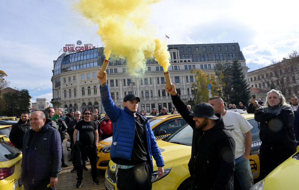 На 20 ноември таксиметровият бранш <a href="https://www.dnevnik.bg/bulgaria/2024/11/20/4706130_s_nacionalen_protest_taksimetrovite_shofyori/" target="_blank">проведе национален протест</a>, който обхвана над 30 града в страната. С шествия, блокирани пътища и дори за кратко затворена магистрала таксиметровите шофьори изразиха своето недоволство от значителното поскъпване на задължителната застраховка "Гражданска отговорност".