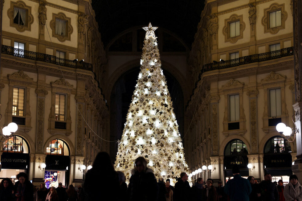 Хора се разхождат до коледната елха в Galleria Vittorio Emanuele II в Милано, Италия.