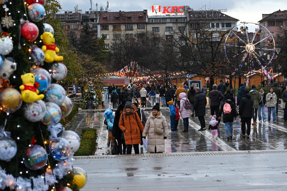 В София има две нови места с коледни базари - на пл. "Гина Кунчева" пред Ботаническата градина, отстрани на галерията "Квадрат 500". Другият е пред хотел "Рила". Коледни базари има и пред НДК, както и на площада пред Националната галерия.
