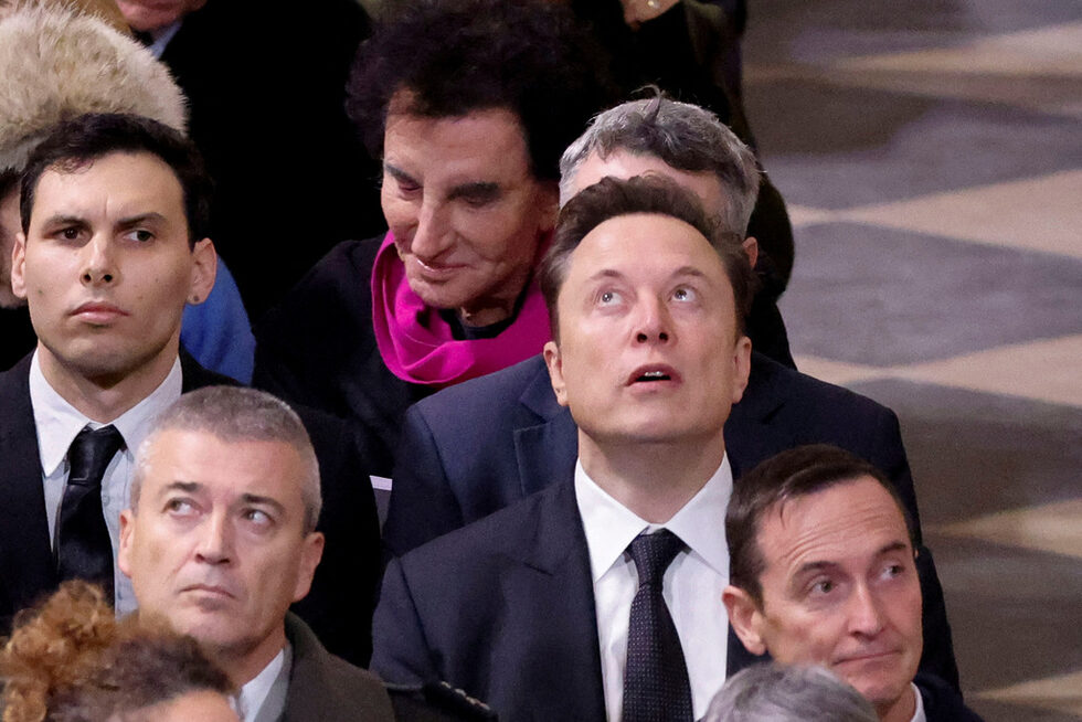 Главният изпълнителен директор на Tesla и SpaceX Елон Мъск присъства на церемония по случай повторното отваряне на катедралата ''Нотр Дам дьо Пари'' след пожара през 2019 г..