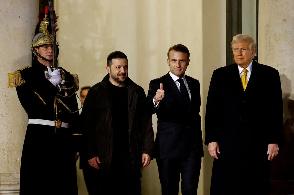 Френският президент Еманюел Макрон придружава новоизбрания президент на САЩ Доналд Тръмп и президента на Украйна Володимир Зеленски след тристранна среща в Елисейския дворец в Париж в рамките на церемониите по случай повторното откриване на катедралата ''Нотр Дам дьо Пари''.