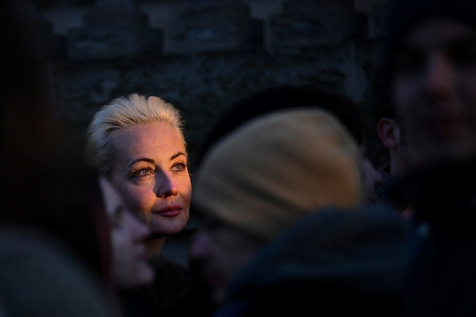 Юлия Навална, вдовицата на Алексей Навални, руски опозиционен лидер, който почина в затворнически лагер, чака на опашка пред руското посолство в Берлин в последния ден от президентските избори в Русия